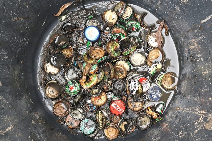 Emmer met bierdopjes