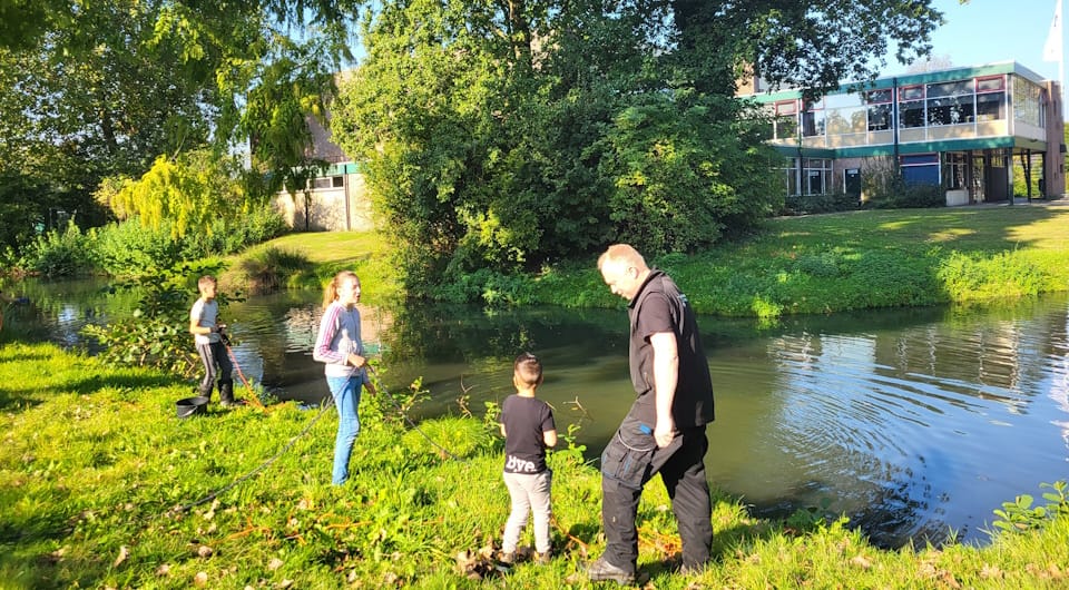 kinder_magneetvissen_20240921 Kinderen langs de waterkant aan het Magneetvissen